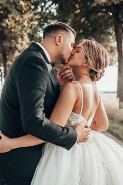 Wunderschönes Prinzessin-Brautkleid in A-Linie mit V-Ausschnitt und Spitze