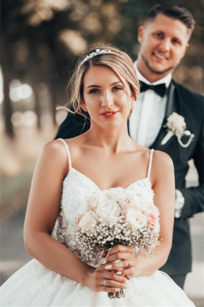 Wunderschönes Prinzessin-Brautkleid in A-Linie mit V-Ausschnitt und Spitze