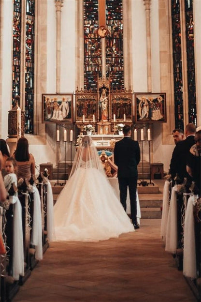 Wunderschönes Prinzessin-Brautkleid in A-Linie mit V-Ausschnitt und Spitze