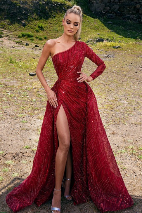 Hermoso vestido de fiesta largo de corte A con un solo hombro y cuentas rojas con abertura
