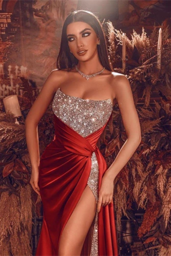 Splendido abito da sera lungo rosso con spacco e perline lungo il vestito da ballo