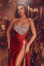 Splendido abito da sera lungo rosso con spacco e perline lungo il vestito da ballo