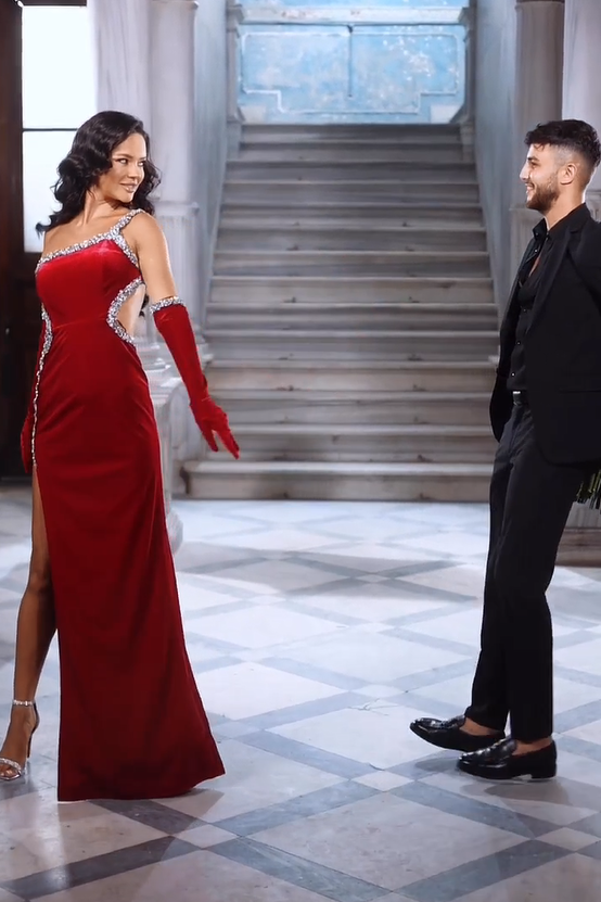 Hermoso vestido de fiesta de sirena con tirantes rojos, lentejuelas y abertura lateral