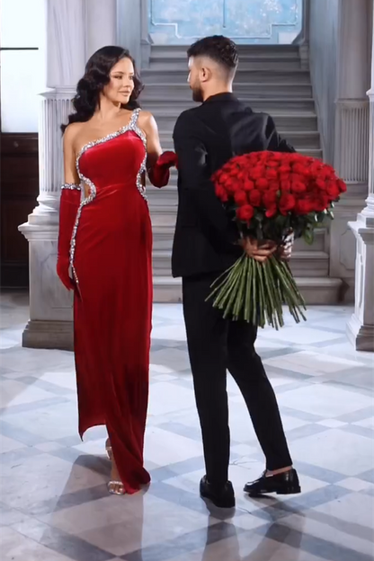 Hermoso vestido de fiesta de sirena con tirantes rojos, lentejuelas y abertura lateral