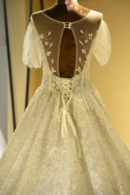 Wunderschönes kurzärmliges Prinzessin-Brautkleid aus Spitze und Tüll in Elfenbein