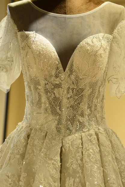 Wunderschönes kurzärmliges Prinzessin-Brautkleid aus Spitze und Tüll in Elfenbein