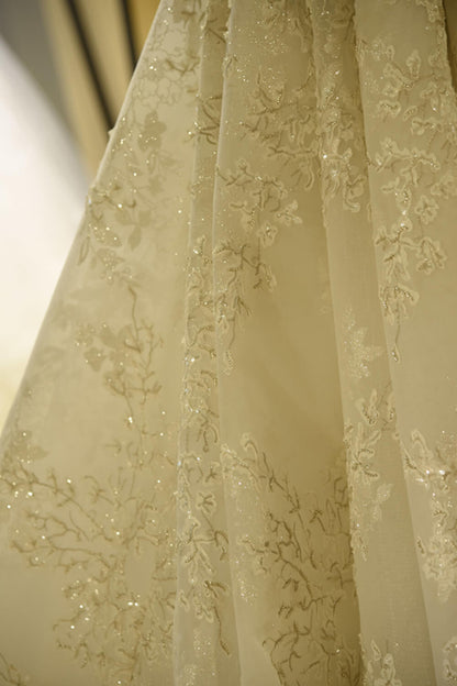 Wunderschönes kurzärmliges Prinzessin-Brautkleid aus Spitze und Tüll in Elfenbein