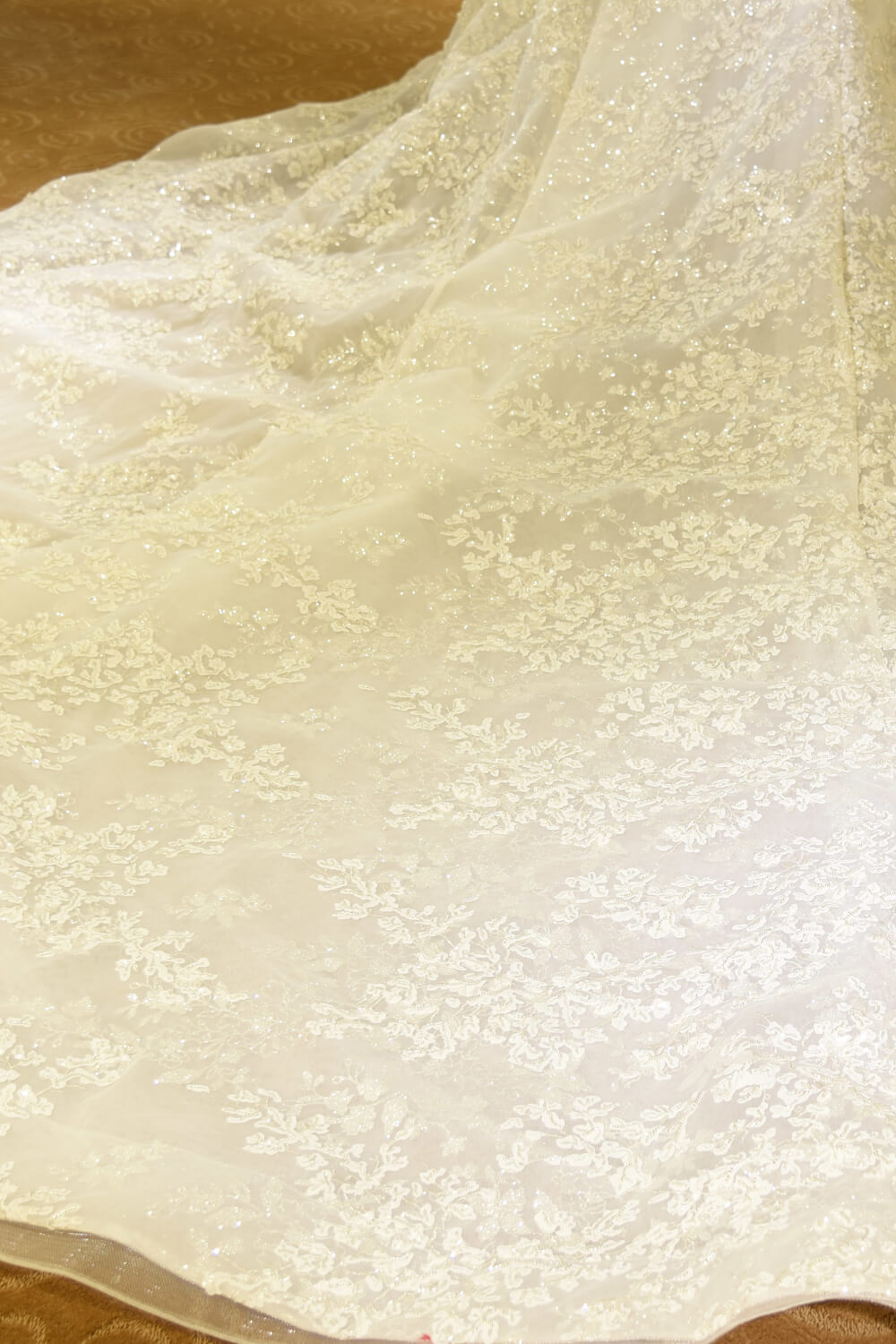 Wunderschönes kurzärmliges Prinzessin-Brautkleid aus Spitze und Tüll in Elfenbein