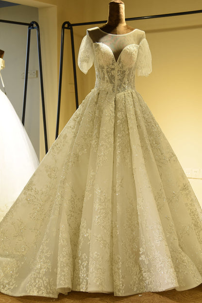 Wunderschönes kurzärmliges Prinzessin-Brautkleid aus Spitze und Tüll in Elfenbein