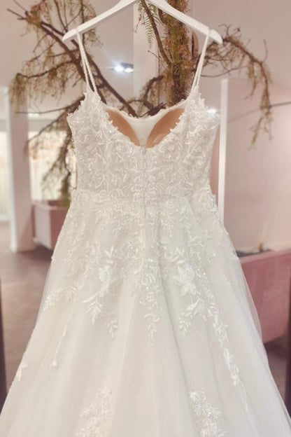 Wunderschönes ärmelloses A-Linien-Brautkleid in Bodenlänge mit Spaghettiträgern und Hofschleppe aus Tüll 