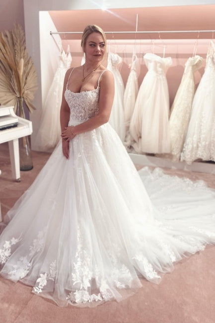 Wunderschönes ärmelloses A-Linien-Brautkleid in Bodenlänge mit Spaghettiträgern und Hofschleppe aus Tüll 