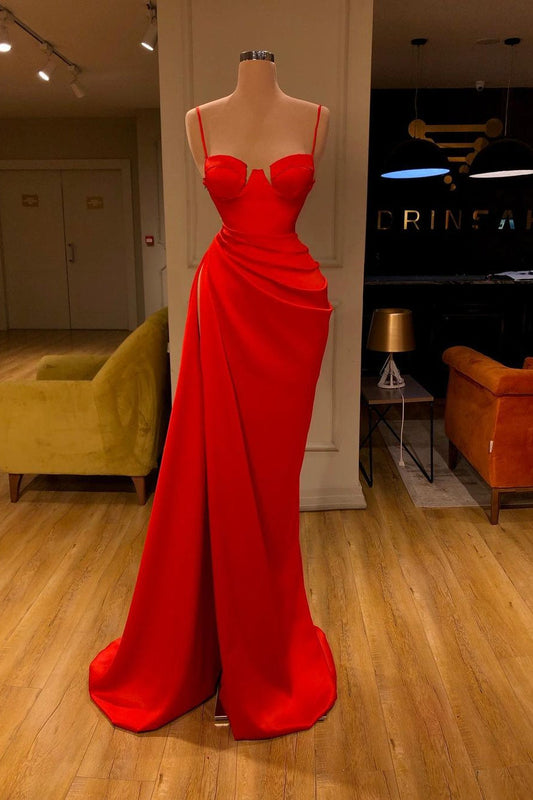 Hermoso vestido de fiesta rojo con tirantes finos, copa redonda única y abertura alta