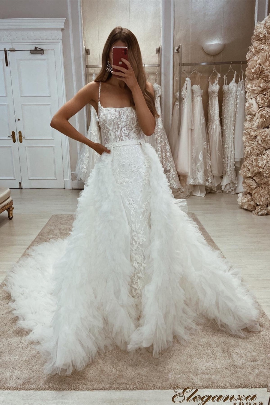 Wunderschönes ärmelloses A-Linien-Brautkleid mit Spaghettiträgern, Spitzenapplikationen und abnehmbarer Schleppe