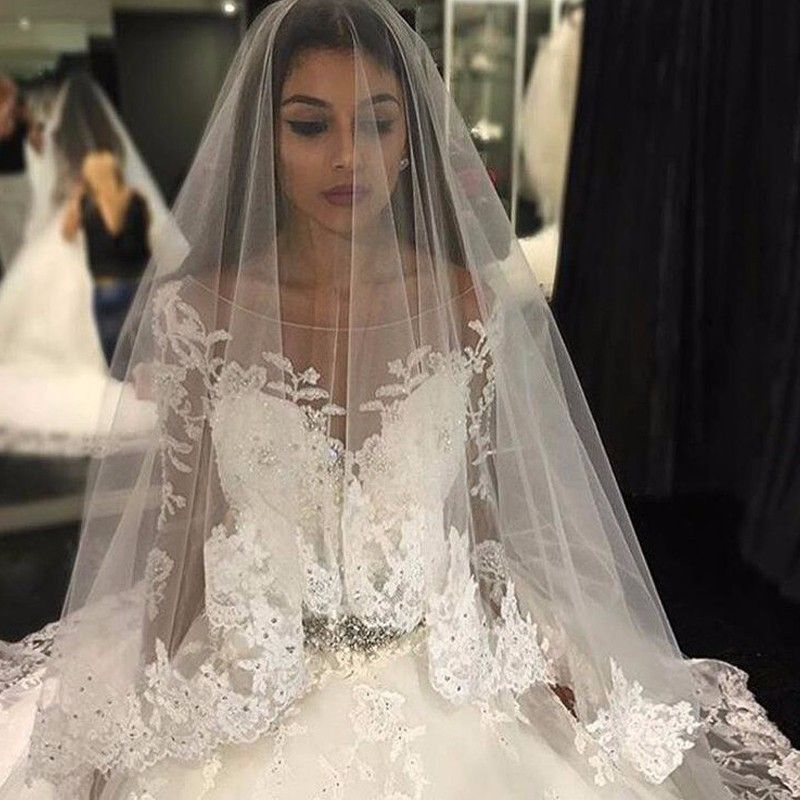 Wunderschönes Brautkleid mit Tüllapplikationen, U-Ausschnitt, langen Ärmeln und Kristallen