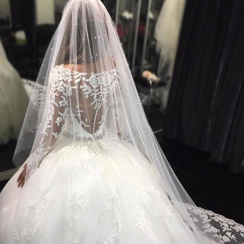 Wunderschönes Brautkleid mit Tüllapplikationen, U-Ausschnitt, langen Ärmeln und Kristallen