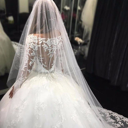 Wunderschönes Brautkleid mit Tüllapplikationen, U-Ausschnitt, langen Ärmeln und Kristallen