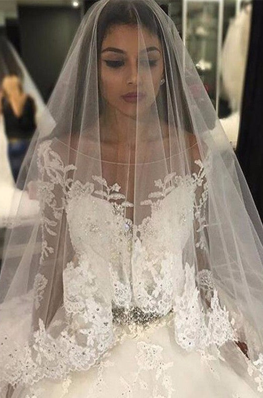 فستان زفاف طويل الأكمام مزين بتطريزات تول رائعة وياقة دائرية وكريستال