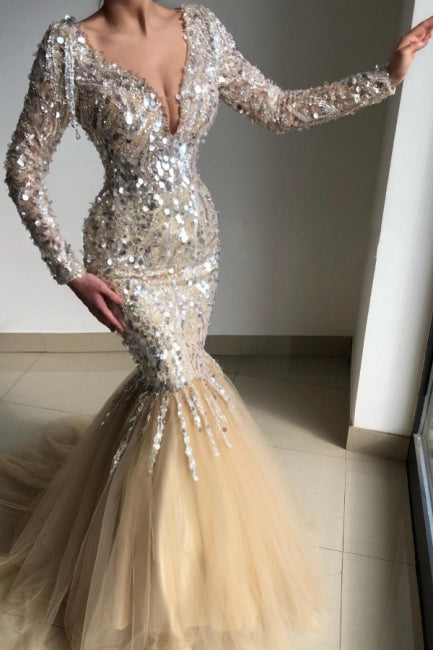 فساتين سهرة طويلة بطول الأرض، بياقة على شكل حرف V، بأكمام طويلة وتصميم حورية البحر مزينة بالترتر