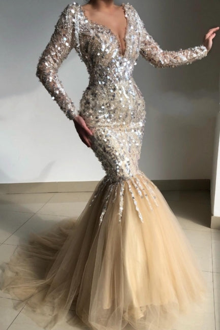 فساتين سهرة طويلة بطول الأرض، بياقة على شكل حرف V، بأكمام طويلة وتصميم حورية البحر مزينة بالترتر