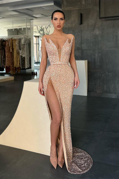 Hermoso vestido de fiesta largo de sirena sin mangas con escote en V y abertura