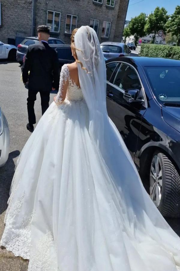 Magnifique robe de mariée blanche longue en ligne A avec col en V et dentelle, manches incluses
