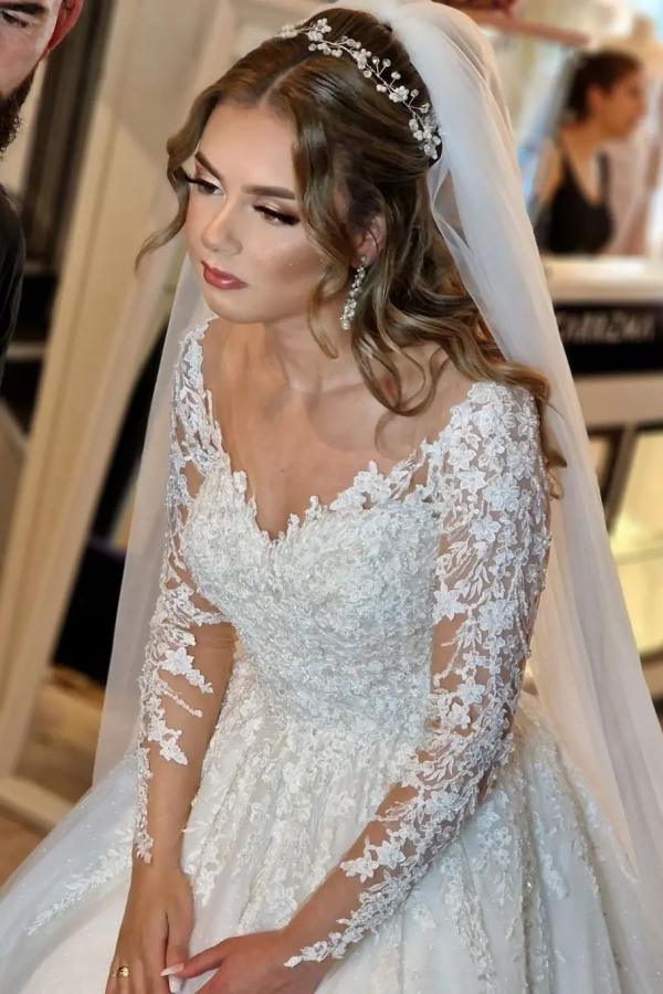 Magnifique robe de mariée blanche longue en ligne A avec col en V et dentelle, manches incluses