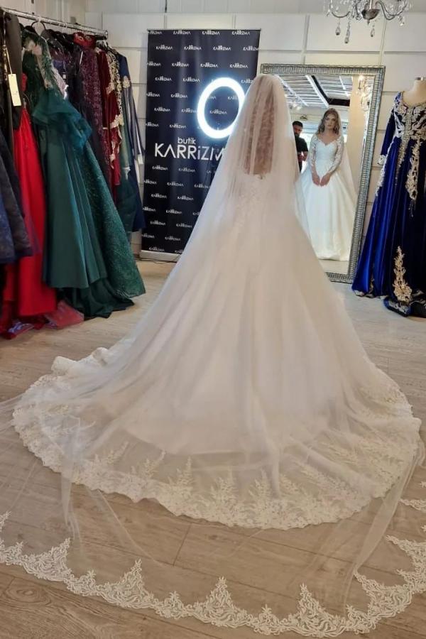 Magnifique robe de mariée blanche longue en ligne A avec col en V et dentelle, manches incluses