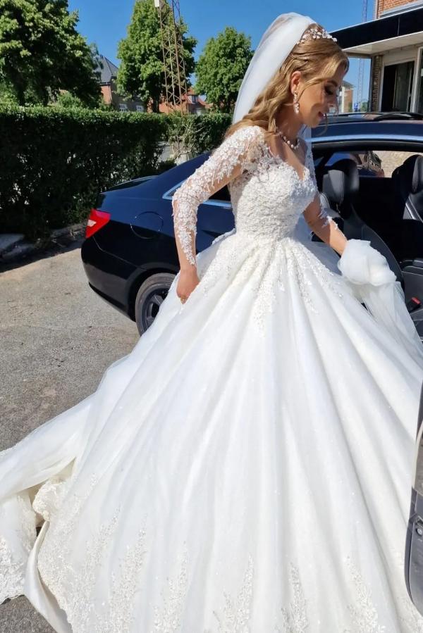 Magnifique robe de mariée blanche longue en ligne A avec col en V et dentelle, manches incluses