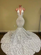 Wunderschönes weißes ärmelloses Ballkleid mit V-Ausschnitt, Meerjungfrauen-Schnitt, Spitzenrock und Blumenverzierung