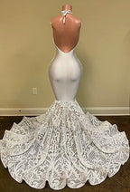 Wunderschönes weißes ärmelloses Ballkleid mit V-Ausschnitt, Meerjungfrauen-Schnitt, Spitzenrock und Blumenverzierung