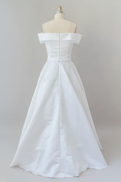 Vestido de novia elegante de satén con hombros descubiertos y largo estilo baile