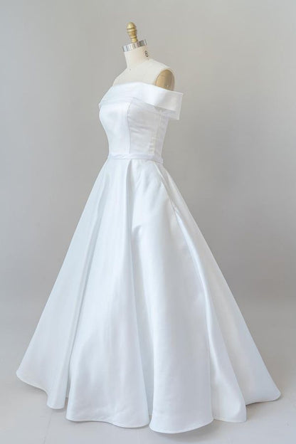 Vestido de novia elegante de satén con hombros descubiertos y largo estilo baile