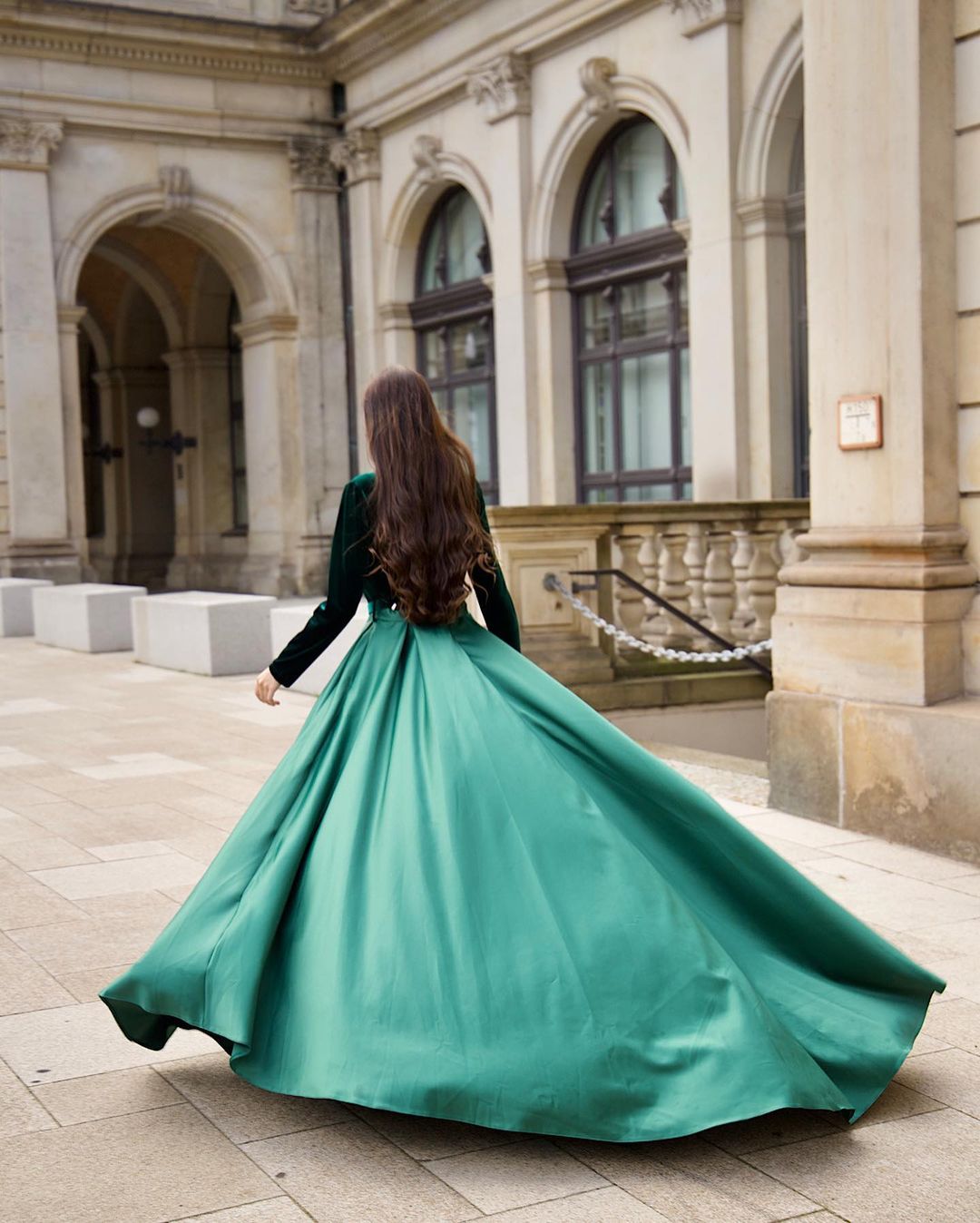 Abito da sera verde in velluto a maniche lunghe, linea a trapezio, scollo a V con spacco