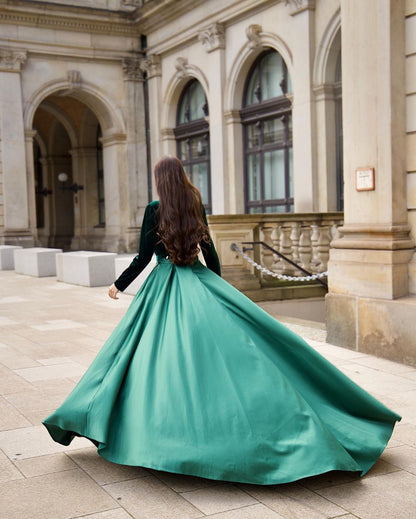 Grünes langärmliges A-Linien-Ballkleid aus Samt mit V-Ausschnitt und Schlitz