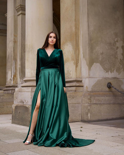 Grünes langärmliges A-Linien-Ballkleid aus Samt mit V-Ausschnitt und Schlitz