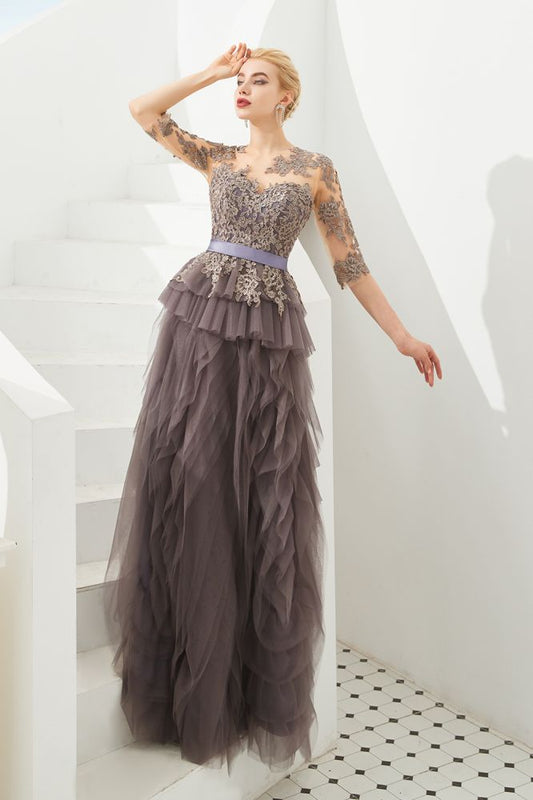 Halbarm-Ballkleid mit Blumenspitze und Pelz am Boden
