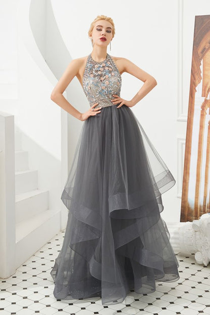 Vestido de noche sin mangas con capas de tul y cuello halter con cuentas