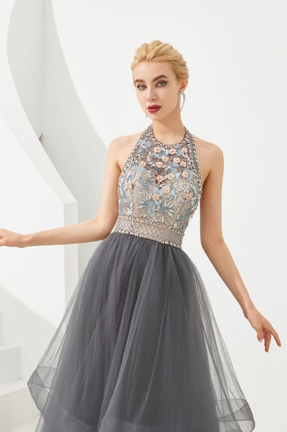 Vestido de noche sin mangas con capas de tul y cuello halter con cuentas