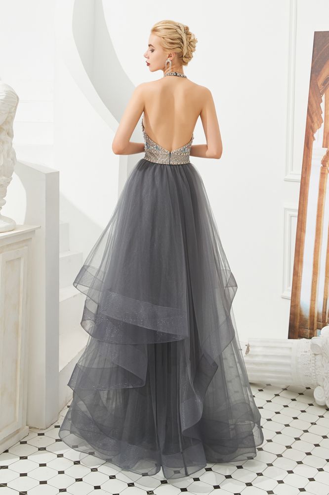 Vestido de noche sin mangas con capas de tul y cuello halter con cuentas