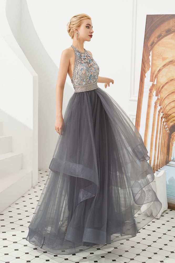 Vestido de noche sin mangas con capas de tul y cuello halter con cuentas