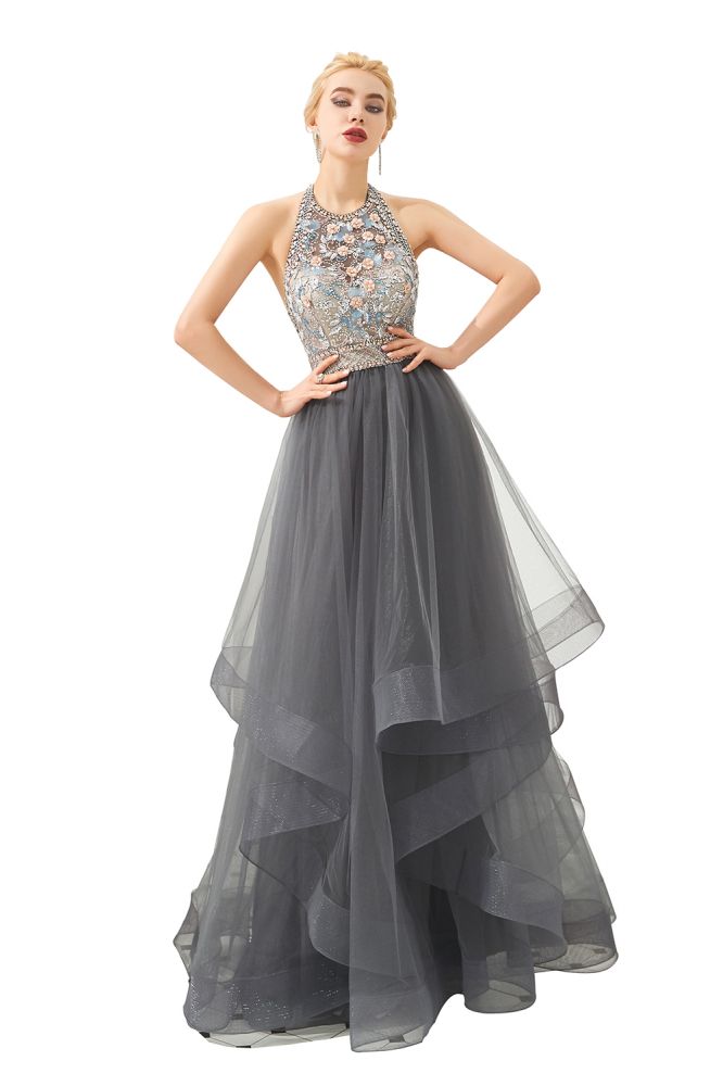Vestido de noche sin mangas con capas de tul y cuello halter con cuentas