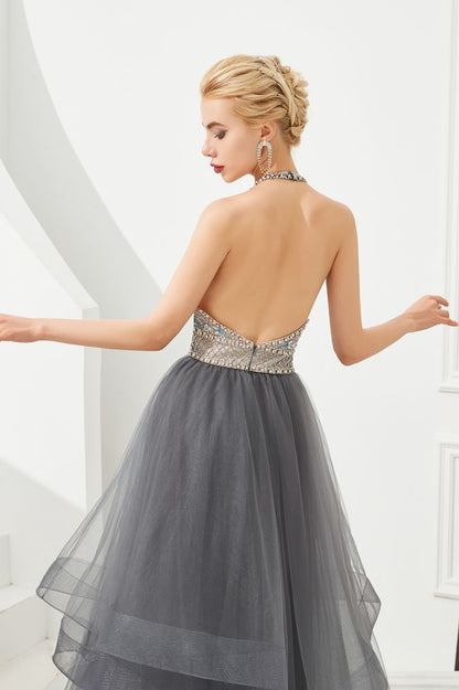 Vestido de noche sin mangas con capas de tul y cuello halter con cuentas