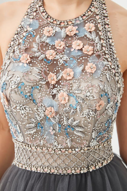 Vestido de noche sin mangas con capas de tul y cuello halter con cuentas