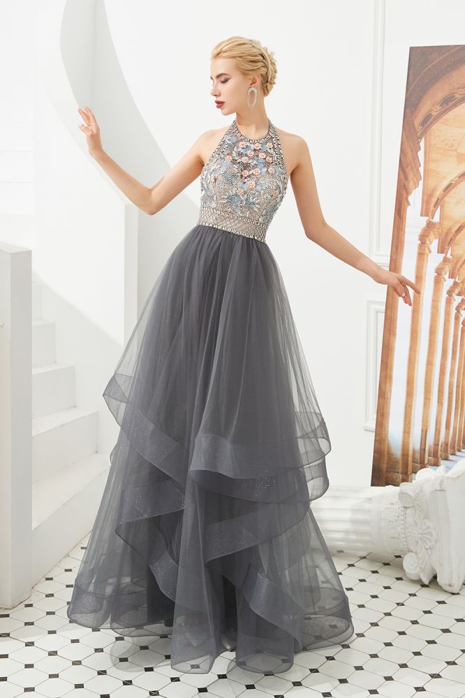 Vestido de noche sin mangas con capas de tul y cuello halter con cuentas