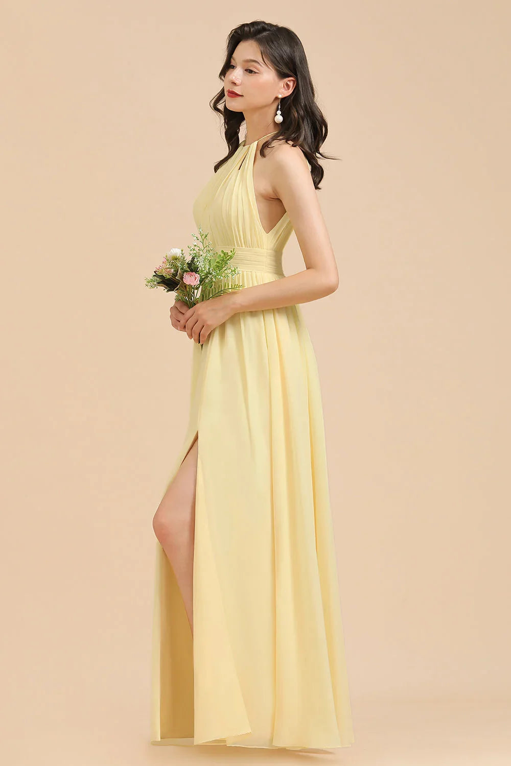 Abito da damigella d'onore in chiffon giallo narciso senza maniche con collo a fascia e balze