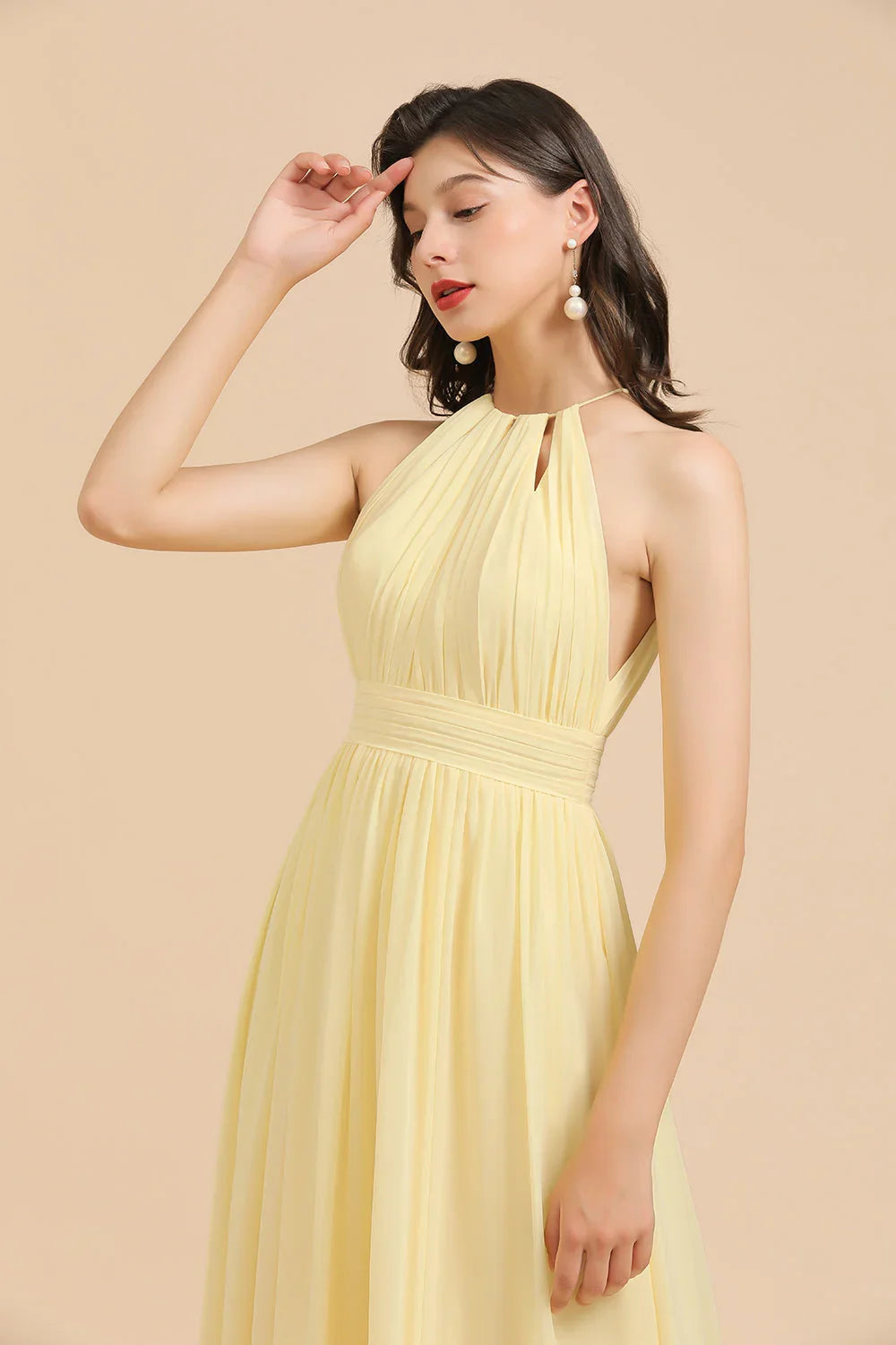 Abito da damigella d'onore in chiffon giallo narciso senza maniche con collo a fascia e balze