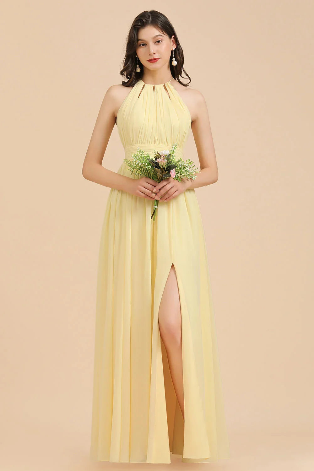 Abito da damigella d'onore in chiffon giallo narciso senza maniche con collo a fascia e balze