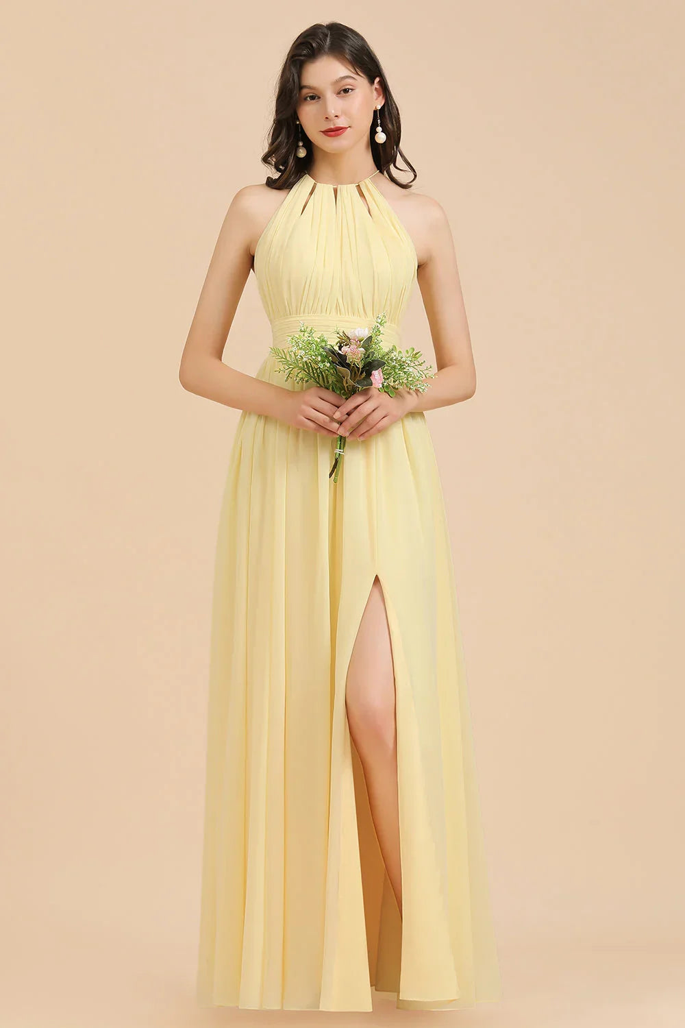 Abito da damigella d'onore in chiffon giallo narciso senza maniche con collo a fascia e balze