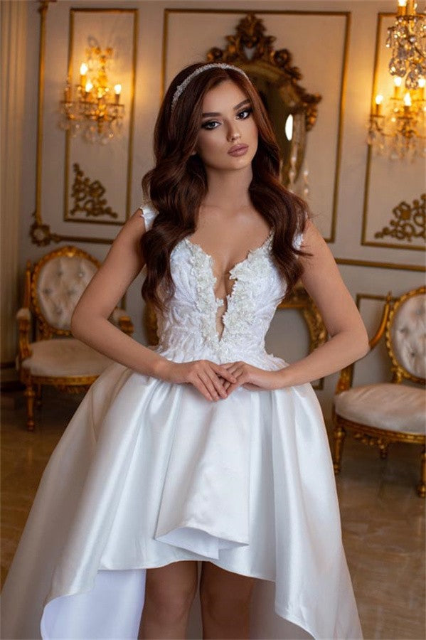 Weißes Brautkleid mit hohem und niedrigem V-Ausschnitt und Satinspitze
