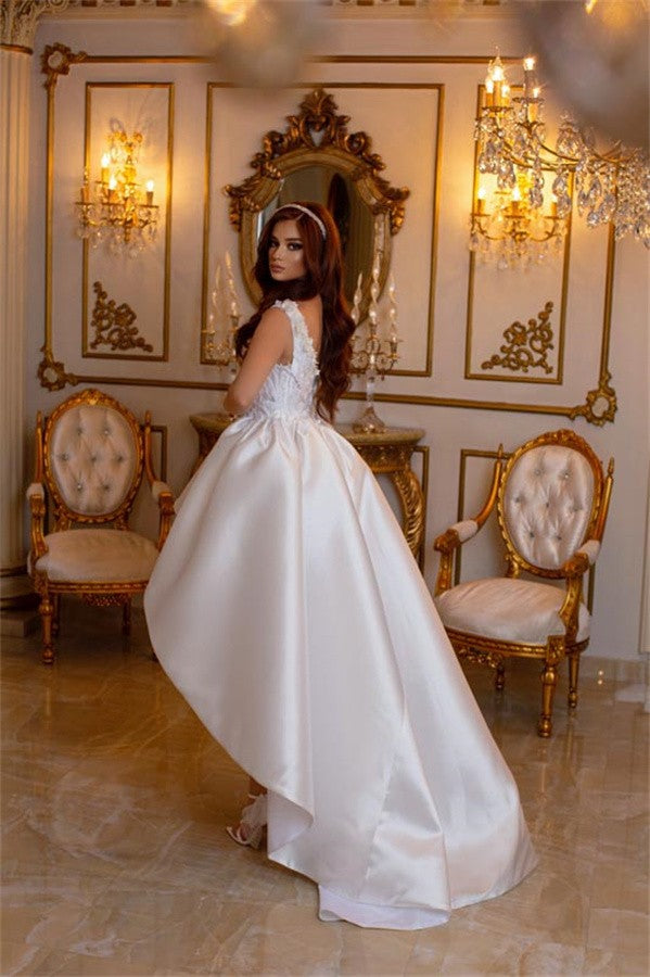 Weißes Brautkleid mit hohem und niedrigem V-Ausschnitt und Satinspitze